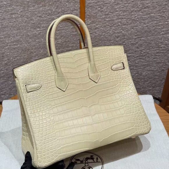 Classic Hermes Bag: A Stylish and Versatile Choice for Elegance - Picture 3 of 6